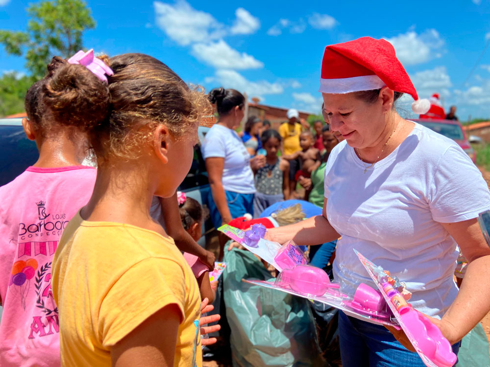 Luciana Leocádio entrega mais de 1000 Brinquedos no natal em Buriti Bravo