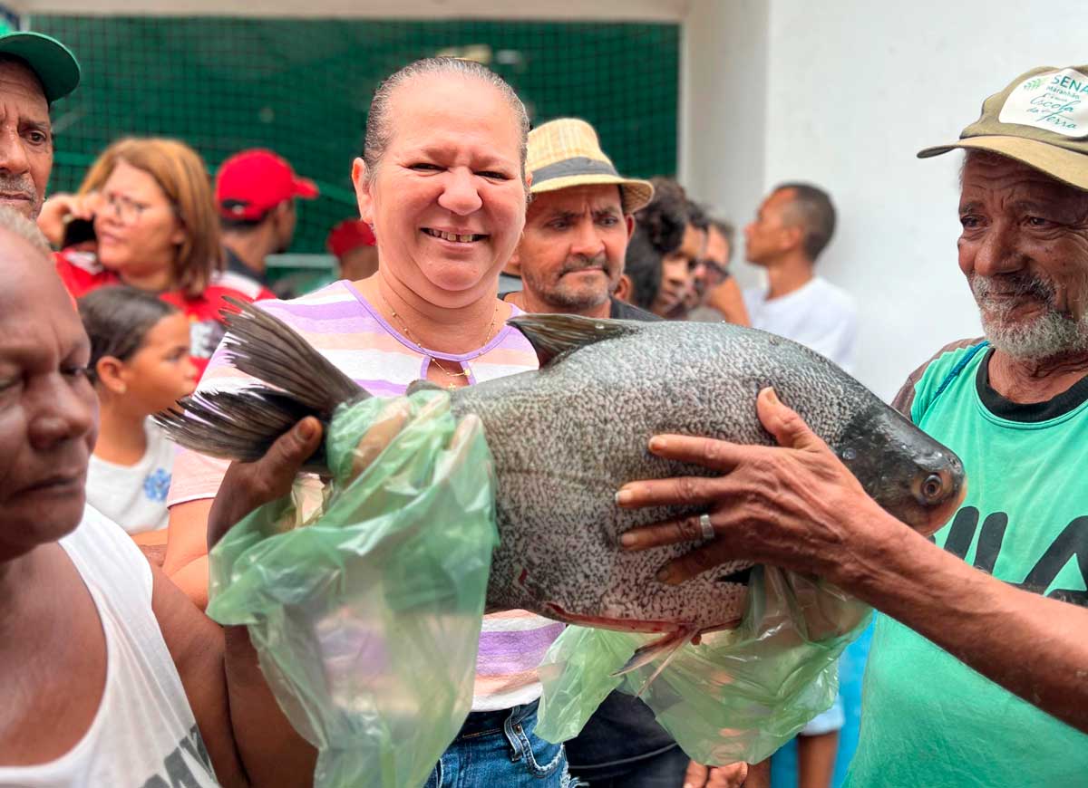 Prefeita Luciana Leocádio distribui 10 toneladas de peixes em ação tradicional na semana santa