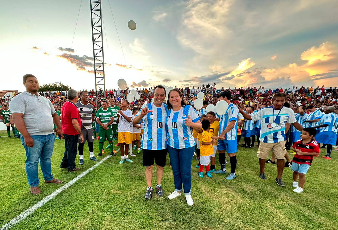 Em meio a mais de 2 mil pessoas Luciana participa de jogo inaugural do Lanchão