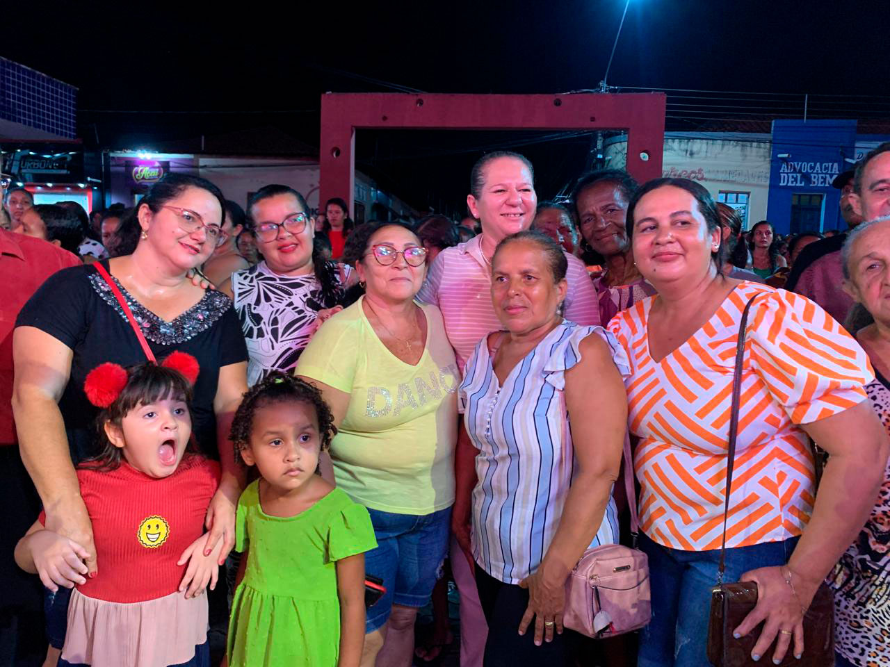 Prefeita Luciana Leocádio celebra o dia das mães no meio do povo de Buriti Bravo