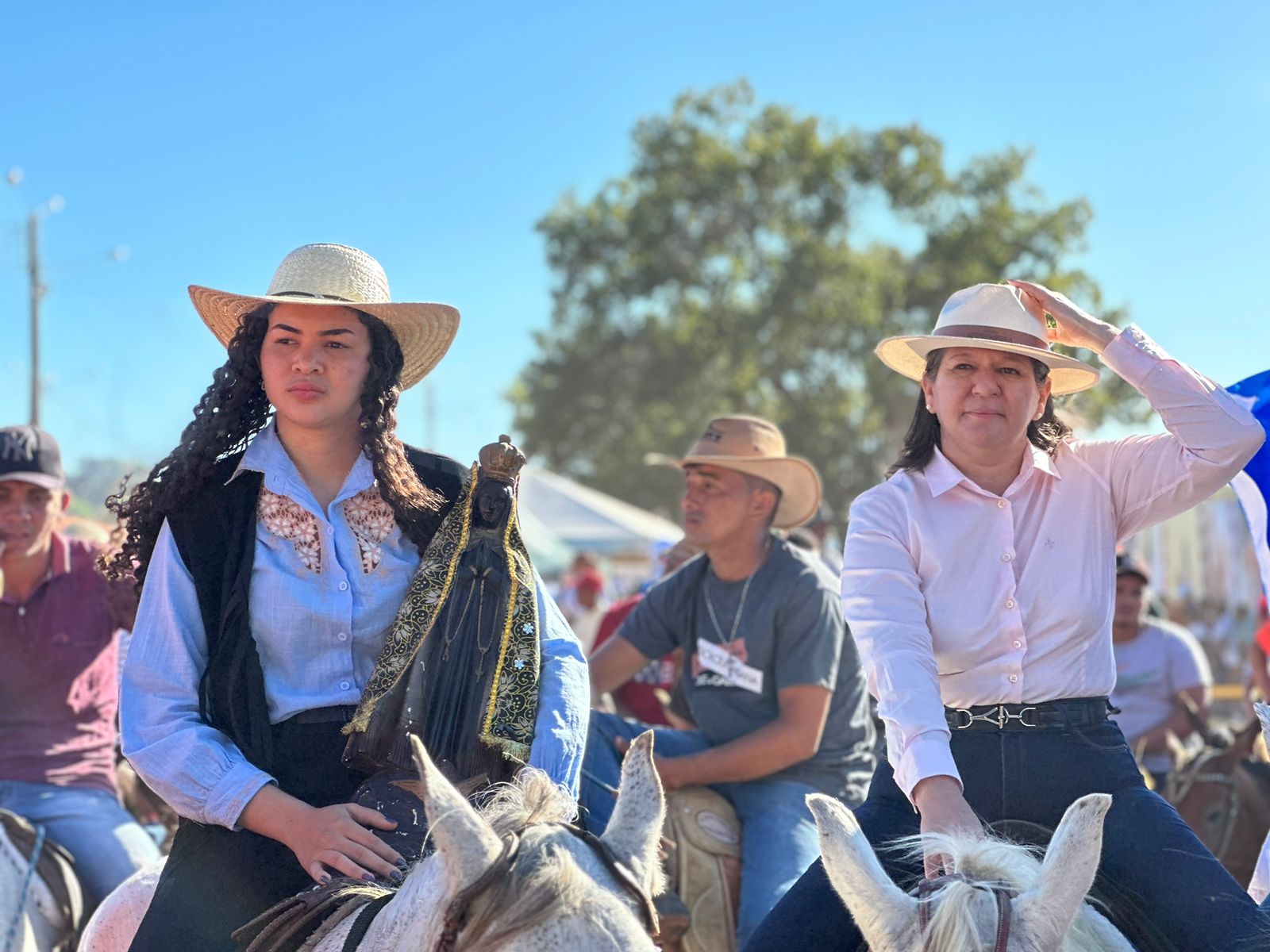 Luciana Leocádio participa da missa do vaqueiro e XIX Cavalgada em homenagem a santo Antônio