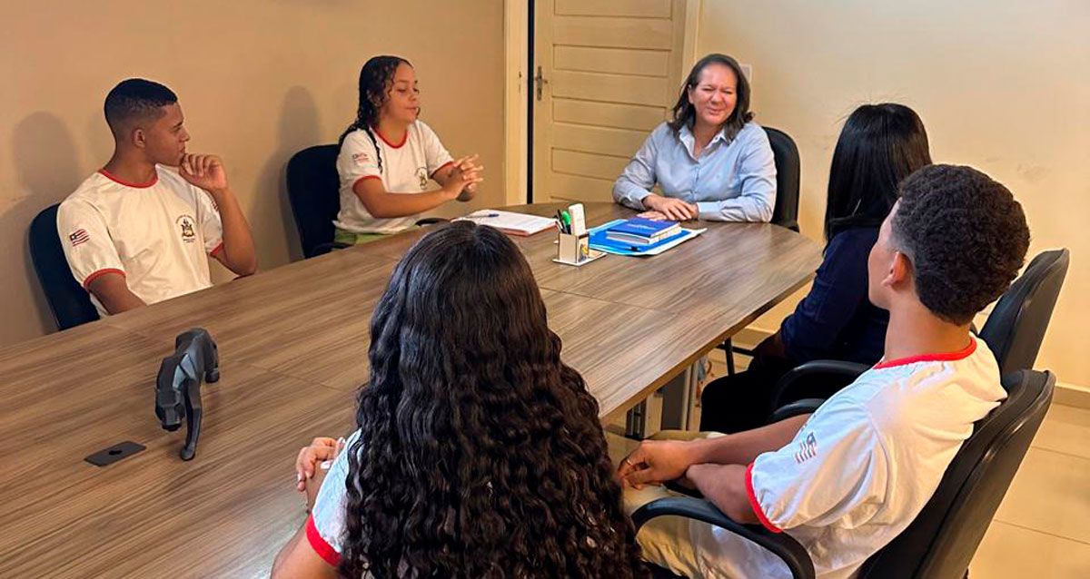 Prefeita Luciana recebe alunos para diálogo sobre representatividade feminina na política