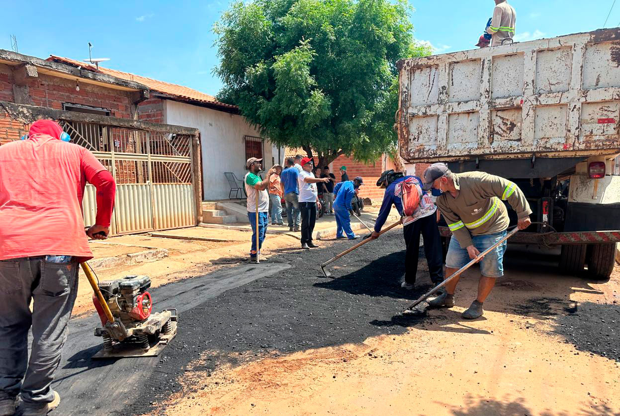 Prefeita Luciana acompanha obras de Infraestrutura e destaca importância do melhoramento das vias em Buriti Bravo