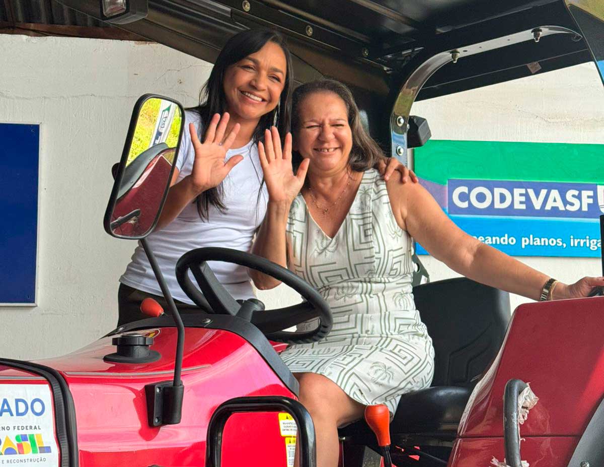 Prefeita Luciana recebe trator da Senadora Eliziane Gama em comemoração aos 94 anos de Buriti Bravo